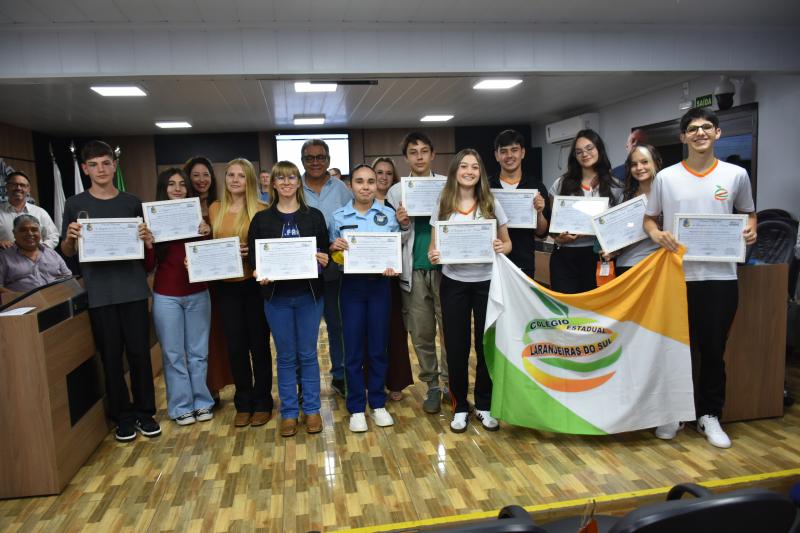 Câmara entrega Moção de Aplausos a estudantes selecionados para o programa “Ganhando o Mundo”